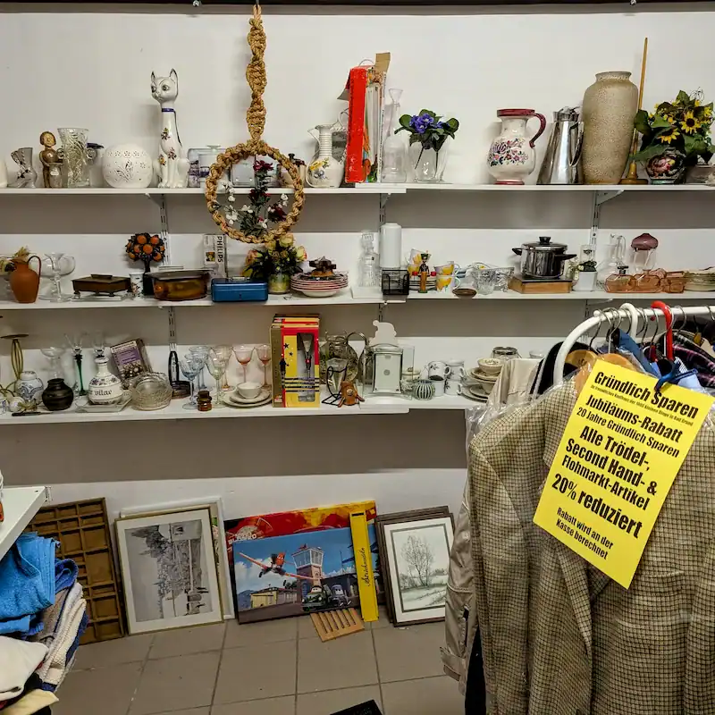 Verschiedene Second Hand Waren, Porzellan und Kleidung