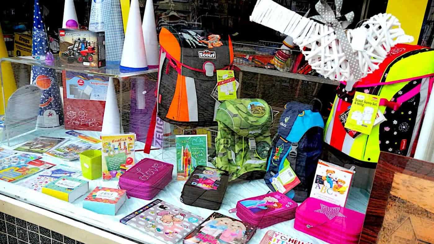 Schulanfang 2022 - Schulbedarf und alles für die Schule 6 Gründlich Sparen - Bad Grund -Schulanfang - Schaufenster Schultüten, Schulranzen, Federmappen Mannequin, Notizbücher, Kalender, Sticker, Glückwunschkarten
