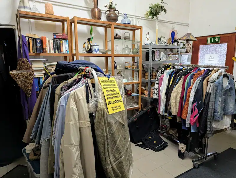 Gebrauchte Kleidung und Trödel im Second Hand Bereich