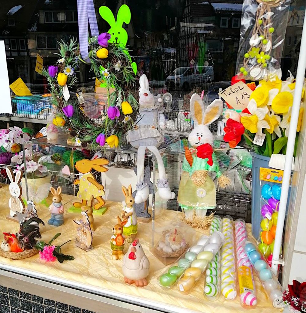 gruendlich sparen schaufenster 2021 02 Osterdeko holzhasen kunststoffeier ostereier