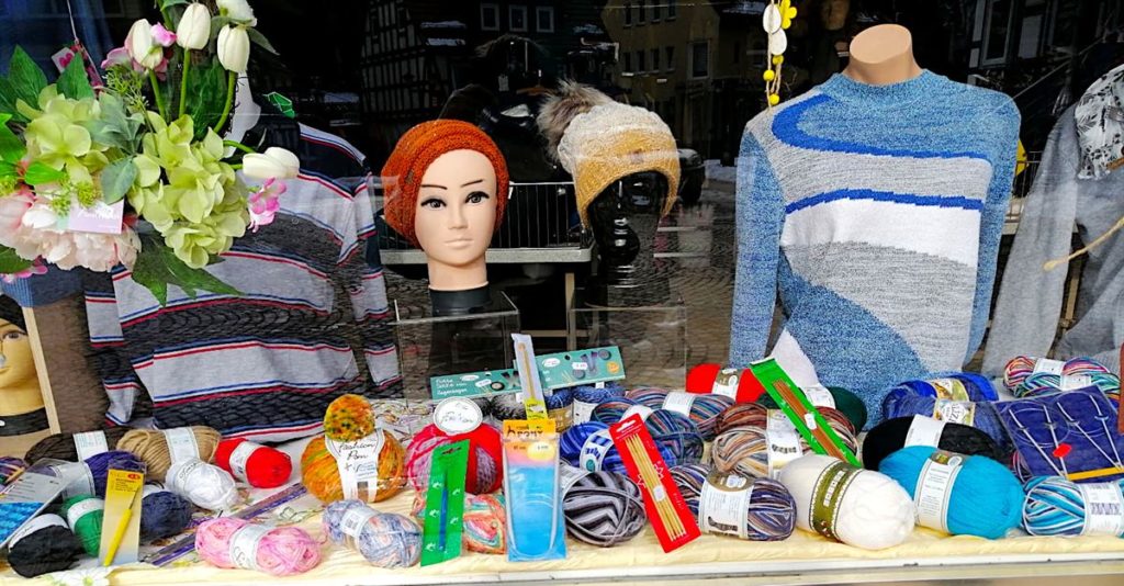gruendlich sparen schaufenster 2021 02 Wolle stricken haekeln stricknadeln
