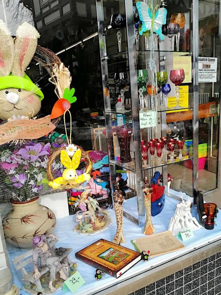 gruendlich sparen schaufenster 2021 02 deko 2nd hand porzellan figuren alte buecher flohmarkt bad grund