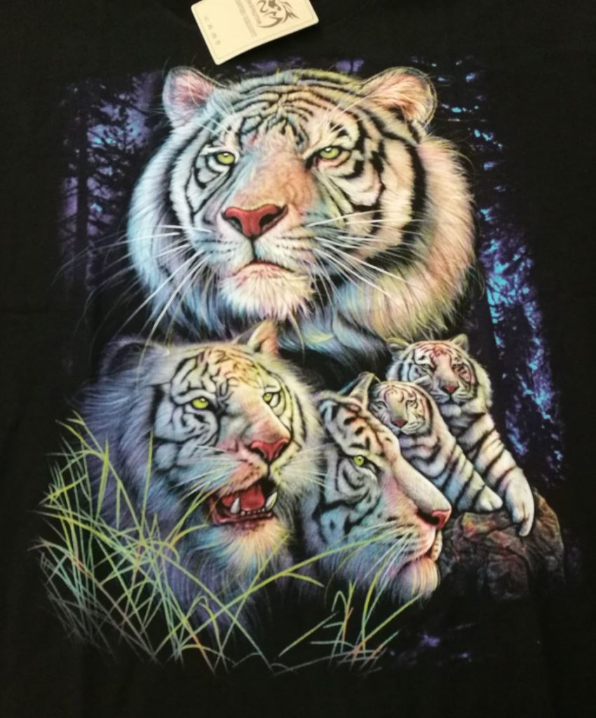 Bedruckte T-Shirts mit Tiermotiv für Damen und Herren - Tiger weiß rudel im Gras - gründlich sparen - einkaufen in bad grund 
