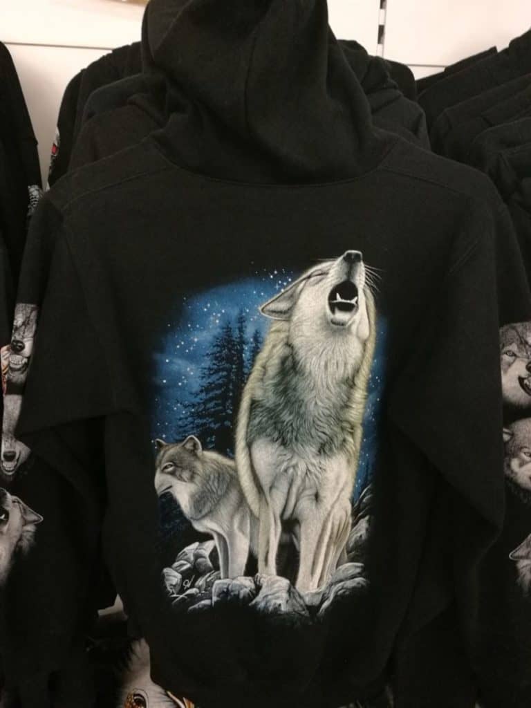 gründlich sparen - einkaufen in bad grund - bekleidung oberbekleidung bedruckte jacken wolf heult 