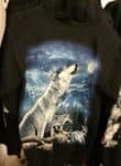 gründlich sparen - einkaufen in bad grund - bekleidung oberbekleidung bedruckte jacken wolf heult mond an