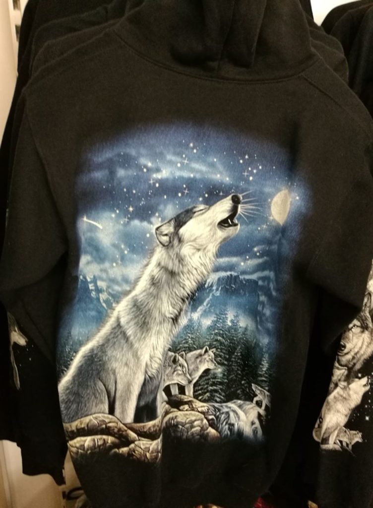 gründlich sparen - einkaufen in bad grund - bekleidung oberbekleidung bedruckte jacken wolf heult mond an