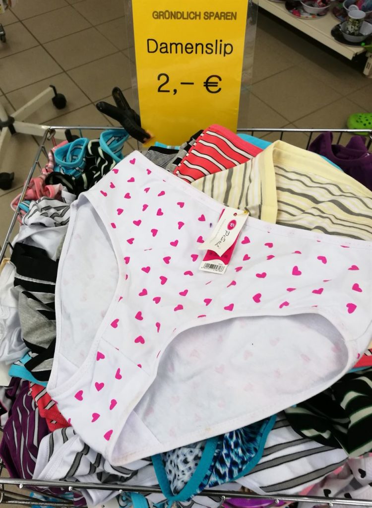 gründlich sparen - einkaufen in bad grund - laden unterwaesche Damenslip baumwolle modern bunt
