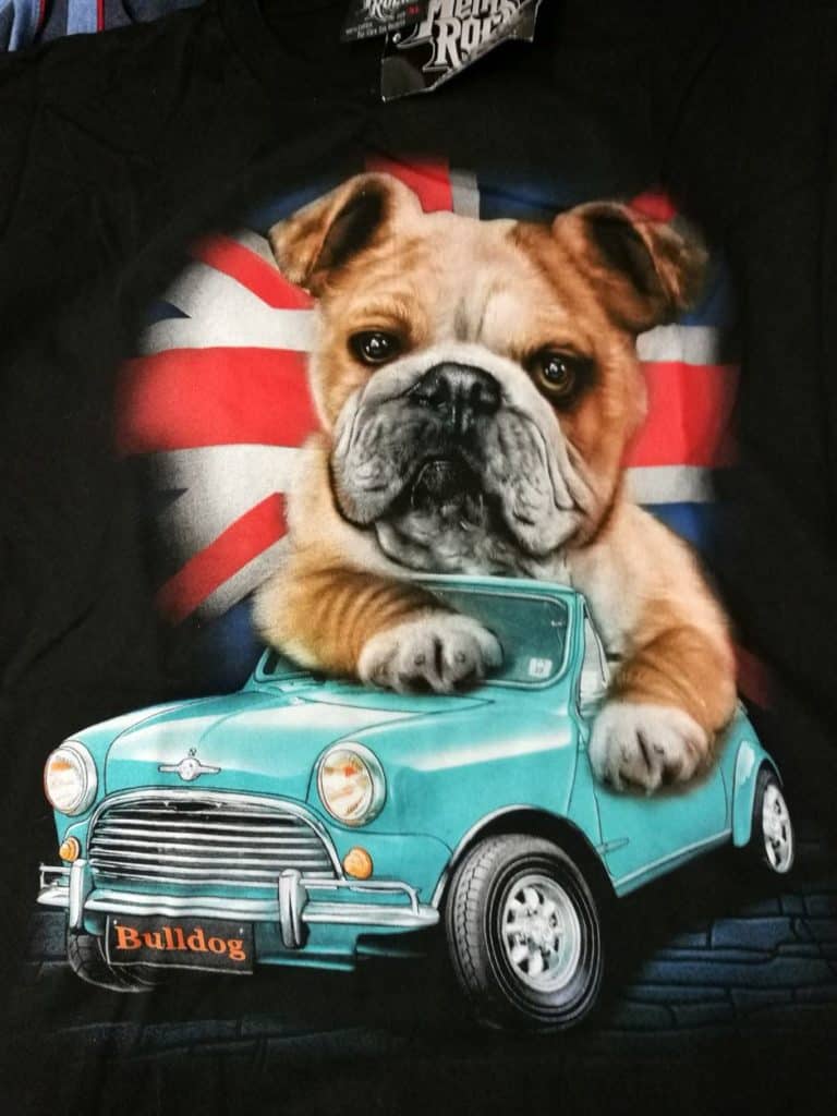 Bedruckte T-Shirts mit Tiermotiv für Damen und Herren - Bulldog im Auto - gründlich sparen - einkaufen in bad grund 