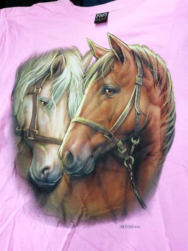 Bedruckte T-Shirts mit Tiermotiv für Damen und Herren - 2 Pferde kuscheln - gründlich sparen - einkaufen in bad grund
