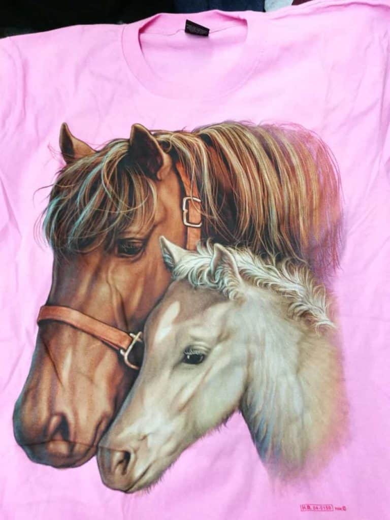Bedruckte T-Shirts mit Tiermotiv für Damen und Herren - Pferd mit Pfohlen 01 pink - gründlich sparen - einkaufen in bad grund