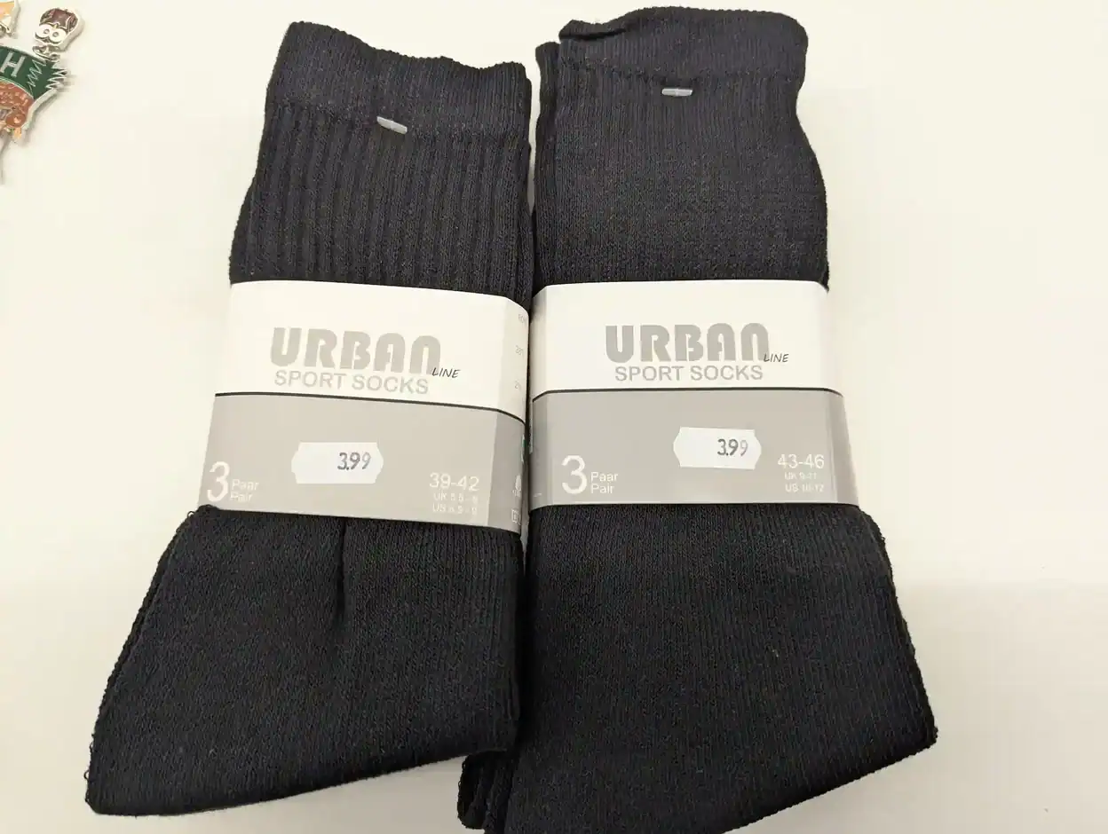 Schwarze Sportsocken im 3er Pack für 3,99 Euro